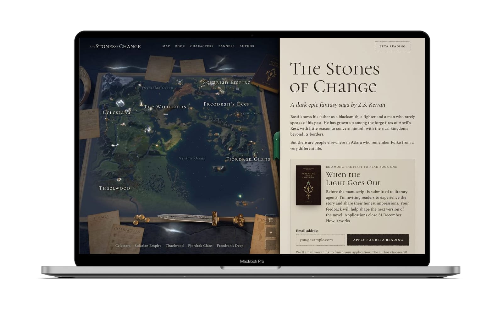 Vstopna stran thestonesofchange.com na prenosniku: 3D-zemljevid sveta na pisalni mizi ponoči, ob njem knjiga v rjavem usnju, rog, bodalo in kovanci, desno list papirja s prijavo na beta branje