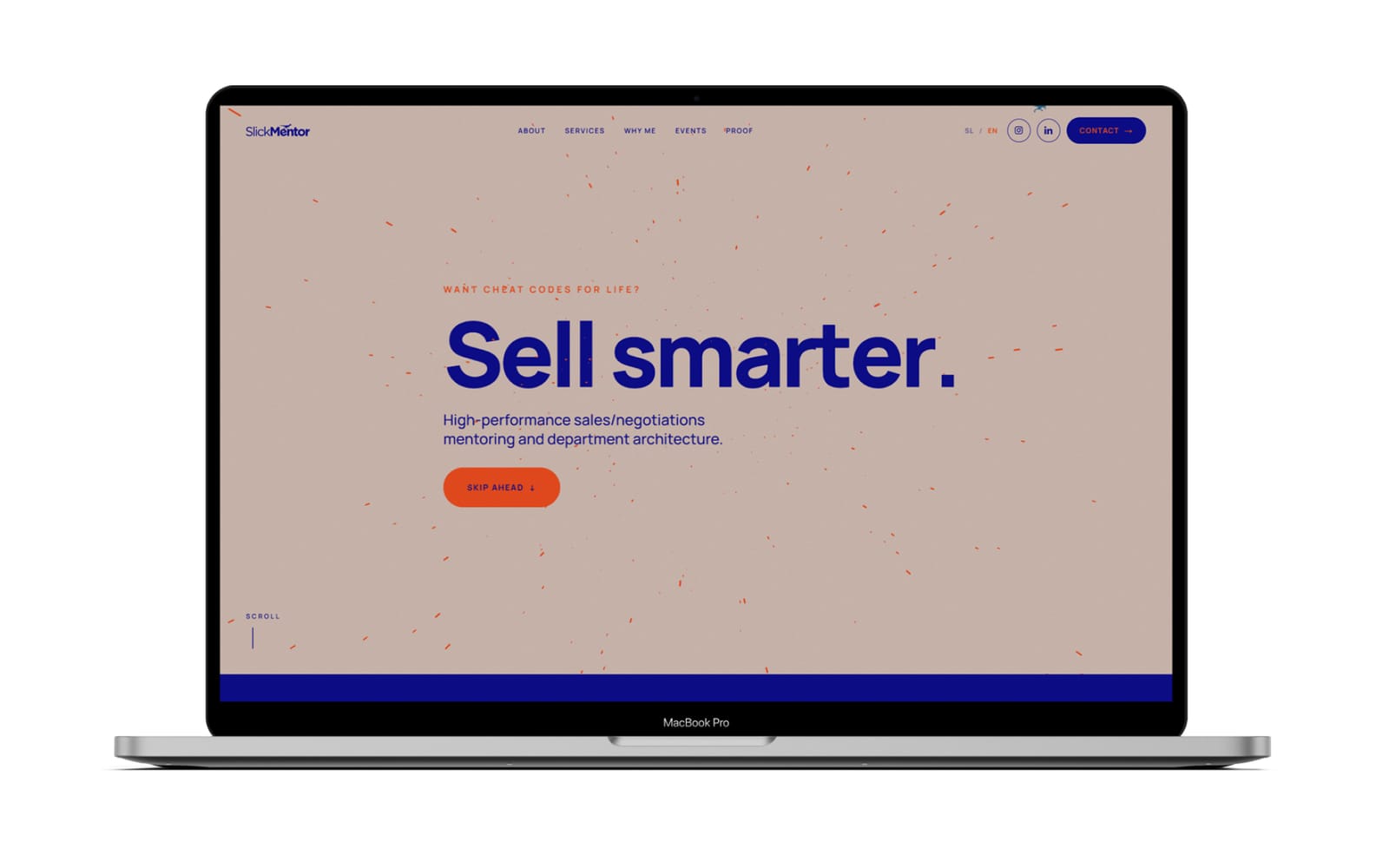 Vstopna stran SlickMentor na prenosniku: napis »Sell smarter« v modri tipografiji na peščenem ozadju