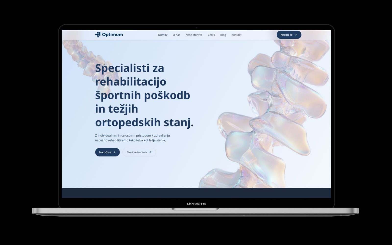 Vstopna stran klinikaoptimum.si na prenosniku: naslov o rehabilitaciji športnih poškodb, gumba za naročilo in cenik ter prosojna 3D-ilustracija hrbtenice