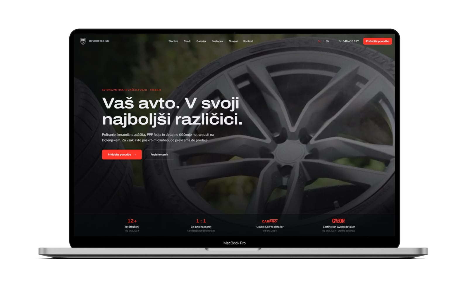 Vstopna stran bevcdetailing.si na prenosniku: temna naslovnica s fotografijo platišča, naslov, uvodni odstavek in spodnji pas s podatki o izkušnjah in certifikatih